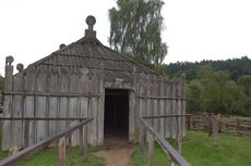 Slawenburg_Gross_Raden_Tempel_02.jpg